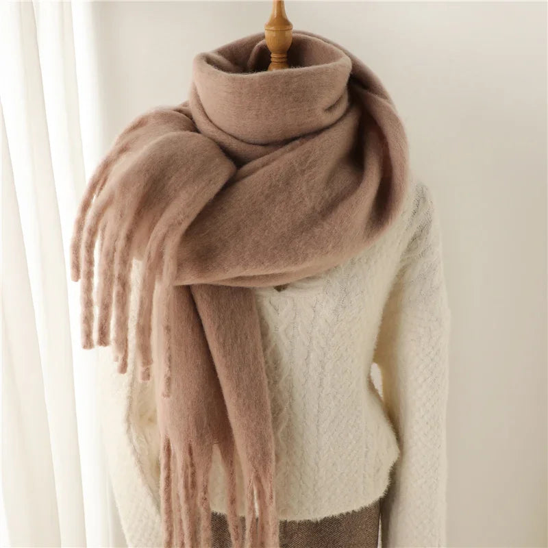 Echarpe de luxe en cachemire pour dames avec gros pompons pour le style et le confort en hiver