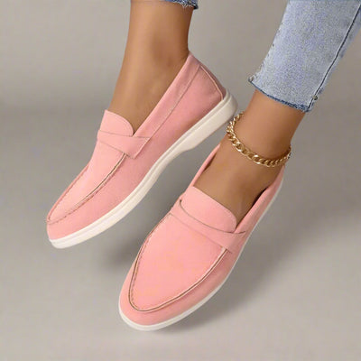 Chaussures mocassins roses pour femme, élégantes et confortables, portées avec un jean clair. Mode féminine, tendance chaussures 2023.