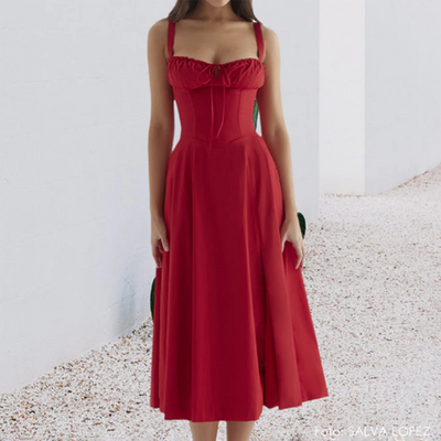 Robe rouge élégante sans manches, style corset, longueur mi-mollet, portée par une femme. Mode féminine, tenue chic, tendance été.