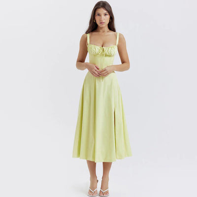 Robe longue jaune pâle avec bretelles fines, fente élégante, portée par une femme. Mode féminine, tenue estivale chic, style décontracté.
