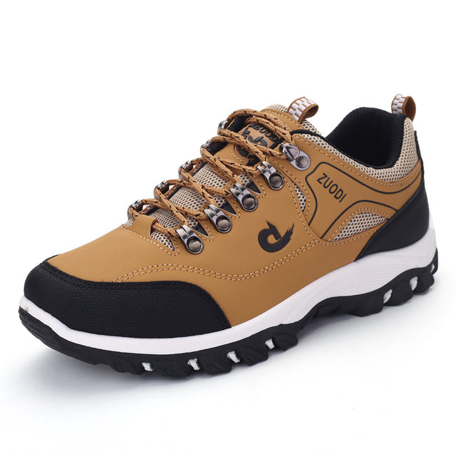 Chaussure de randonnée marron pour homme avec semelle antidérapante noire, lacets robustes et logo sur le côté. Idéale pour activités extérieures.