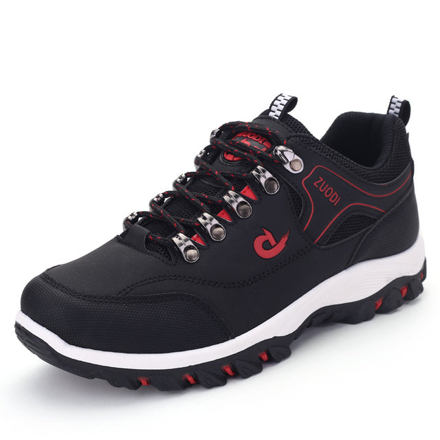 Chaussure de randonnée noire pour homme avec semelle antidérapante, lacets robustes et détails rouges. Idéale pour trekking et activités extérieures.
