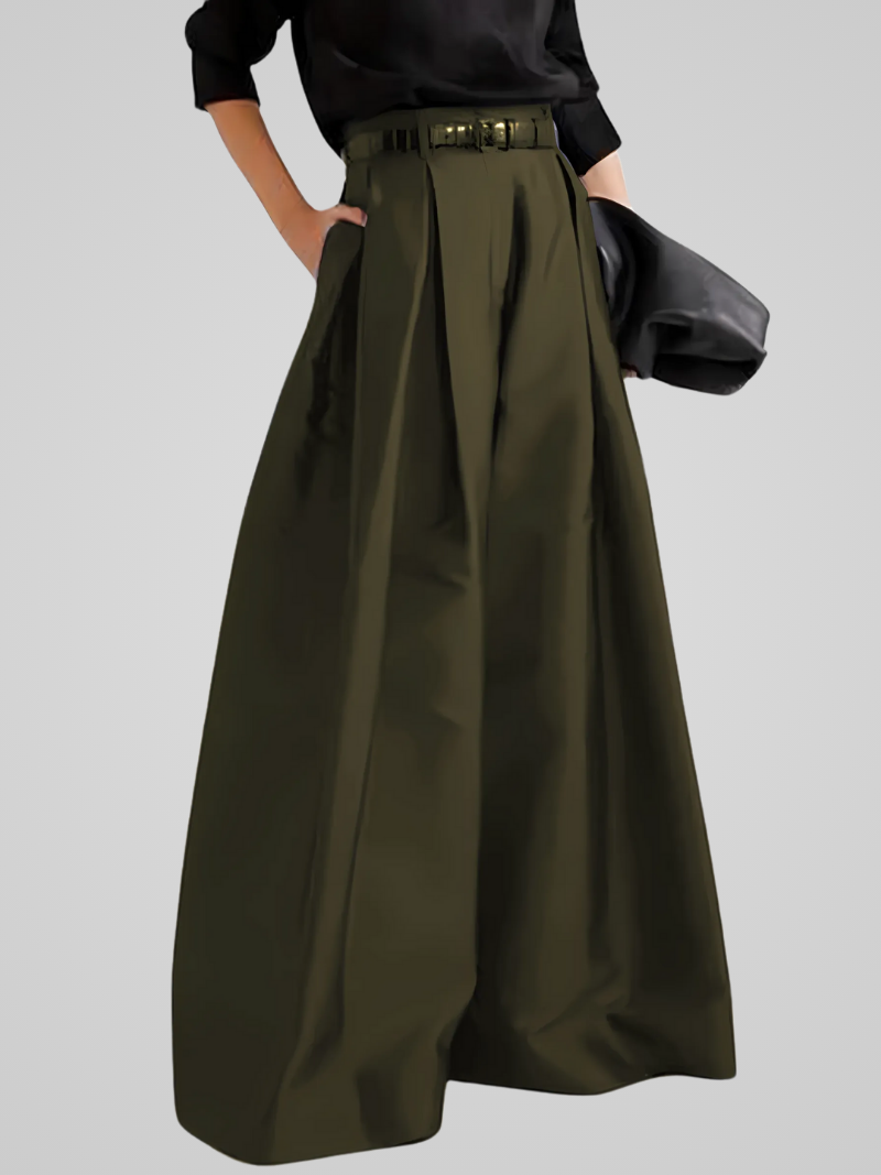 Jupe longue évasée kaki avec ceinture, tenue élégante et moderne, mode féminine chic, style automne-hiver, poche latérale, fond gris.