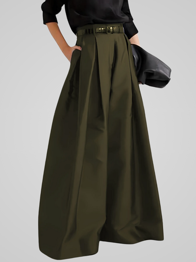 Jupe longue évasée kaki avec ceinture, tenue élégante et moderne, mode féminine chic, style automne-hiver, poche latérale, fond gris.