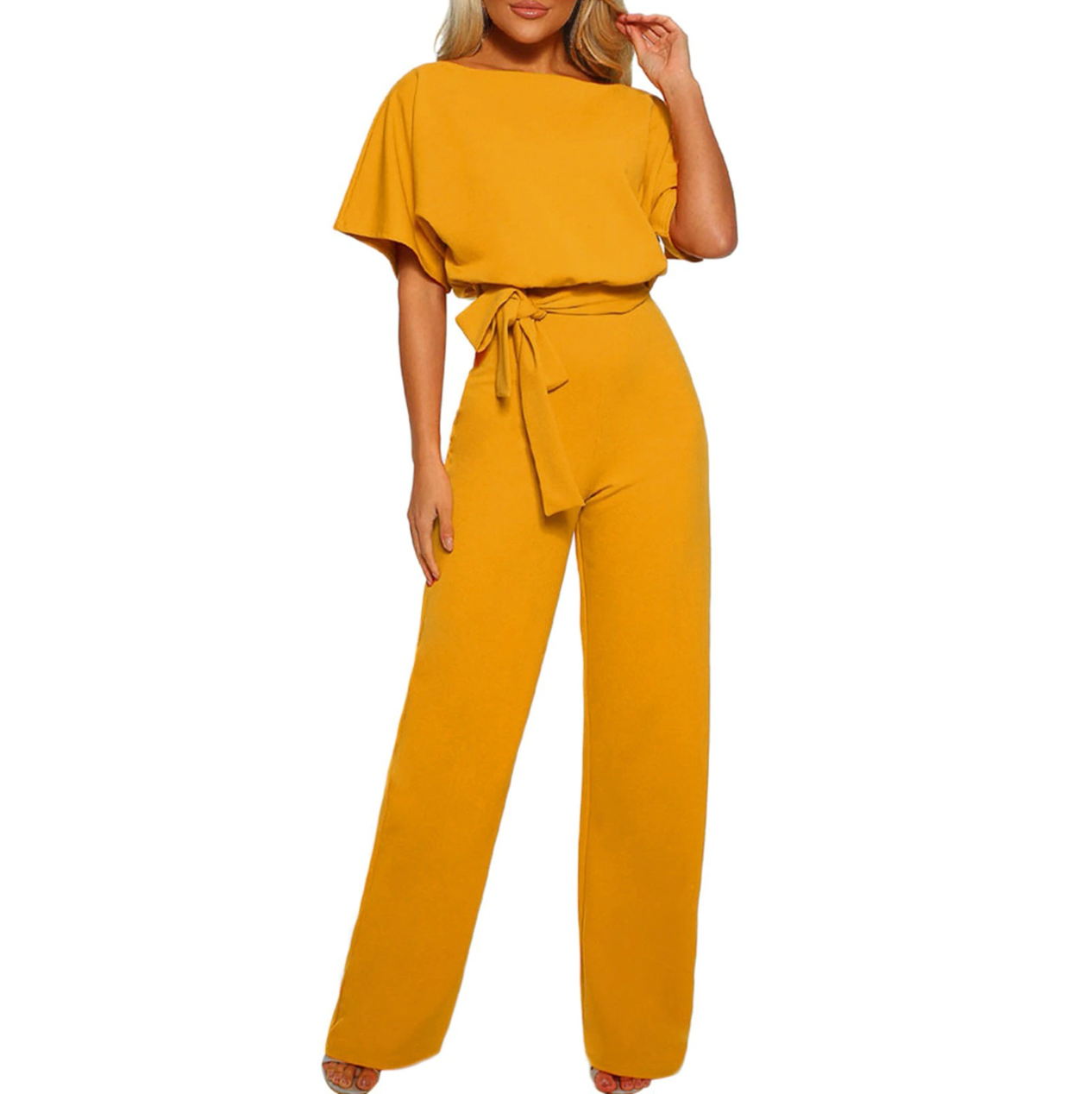 Combinaison jaune moutarde élégante pour femme avec ceinture nouée, manches courtes et coupe ample. Mode féminine tendance, tenue chic et moderne.