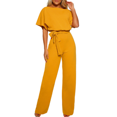 Combinaison jaune moutarde élégante pour femme avec ceinture nouée, manches courtes et coupe ample. Mode féminine tendance, tenue chic et moderne.