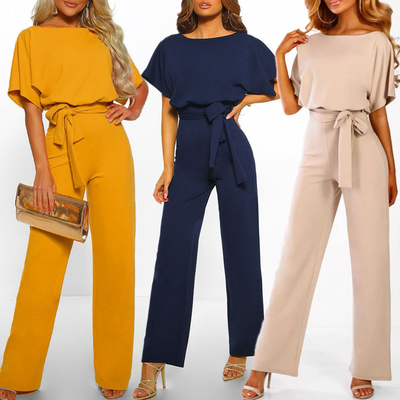 Trois combinaisons élégantes pour femmes, manches courtes, ceinture nouée, couleurs jaune, bleu marine et beige, mode chic et tendance.