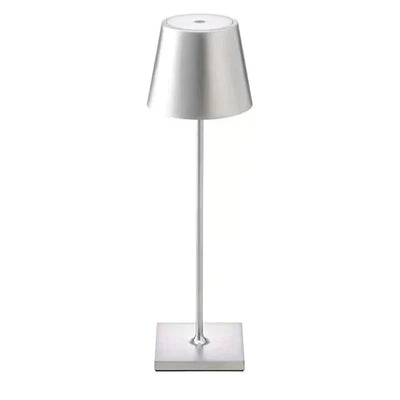 Lampe de table moderne en métal argenté, design minimaliste, abat-jour conique, base carrée, éclairage intérieur élégant, décoration contemporaine.