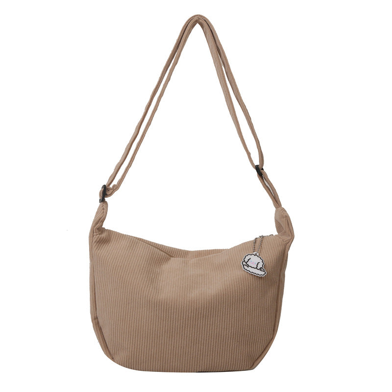 Sac à bandoulière beige en tissu côtelé avec breloque nuage, design moderne et élégant, accessoire mode femme tendance, idéal pour le quotidien.