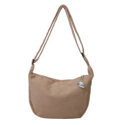 Sac à bandoulière beige en tissu côtelé avec breloque nuage, design moderne et élégant, accessoire mode femme tendance, idéal pour le quotidien.