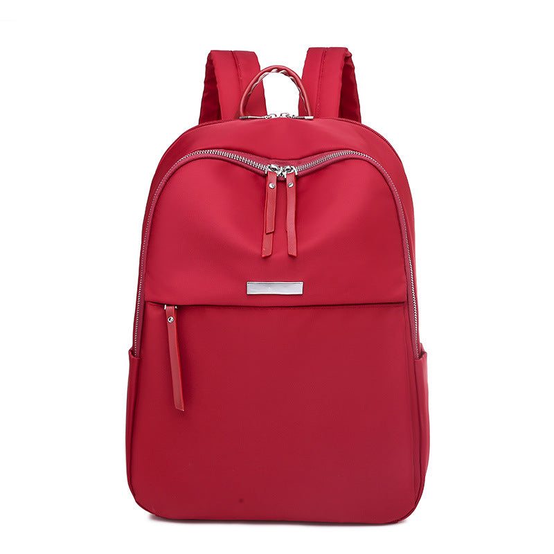 Sac à dos rouge élégant avec fermeture éclair, poches multiples et bretelles ajustables. Idéal pour école, voyage ou usage quotidien.