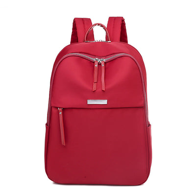 Sac à dos rouge élégant avec fermeture éclair, poches multiples et bretelles ajustables. Idéal pour école, voyage ou usage quotidien.