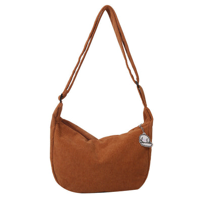 Sac à bandoulière en velours côtelé marron avec breloque, design moderne et élégant, idéal pour la mode automne-hiver, accessoire tendance.