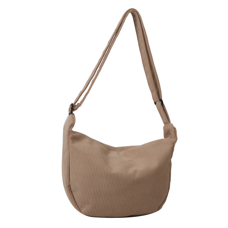 Sac à bandoulière en velours côtelé beige, design moderne et minimaliste, idéal pour un style décontracté. Accessoire mode tendance pour femme.