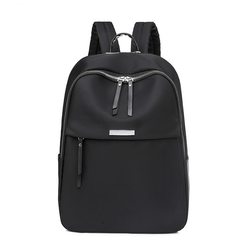 Sac à dos noir élégant avec fermeture éclair argentée, design moderne et minimaliste, idéal pour le travail ou l'école. Accessoire mode pratique.