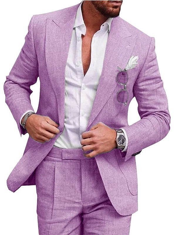 Homme en costume violet élégant, chemise blanche, lunettes de soleil accrochées, montre-bracelet argentée, style mode masculine chic.
