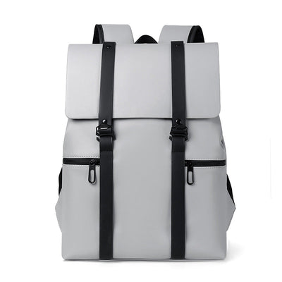 Sac à dos gris moderne avec bretelles noires, poches zippées, design minimaliste. Idéal pour école, travail, voyage. Accessoire tendance et pratique.