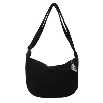 Sac à bandoulière noir en velours côtelé avec breloque argentée, design moderne et élégant, accessoire mode tendance pour femmes.
