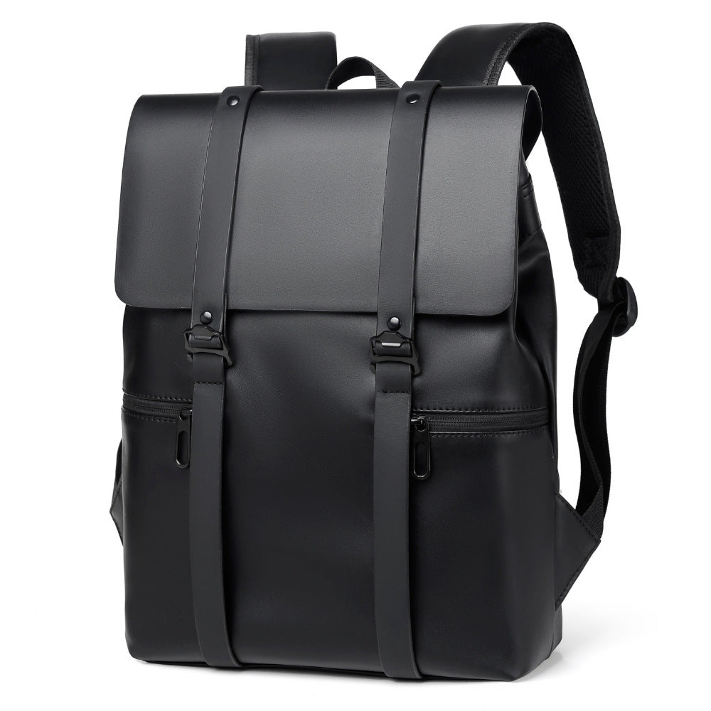 Sac à dos noir élégant en cuir synthétique avec rabat, bretelles ajustables et poches zippées. Idéal pour le travail ou les voyages urbains.