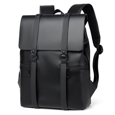 Sac à dos noir élégant en cuir synthétique avec rabat, bretelles ajustables et poches zippées. Idéal pour le travail ou les voyages urbains.