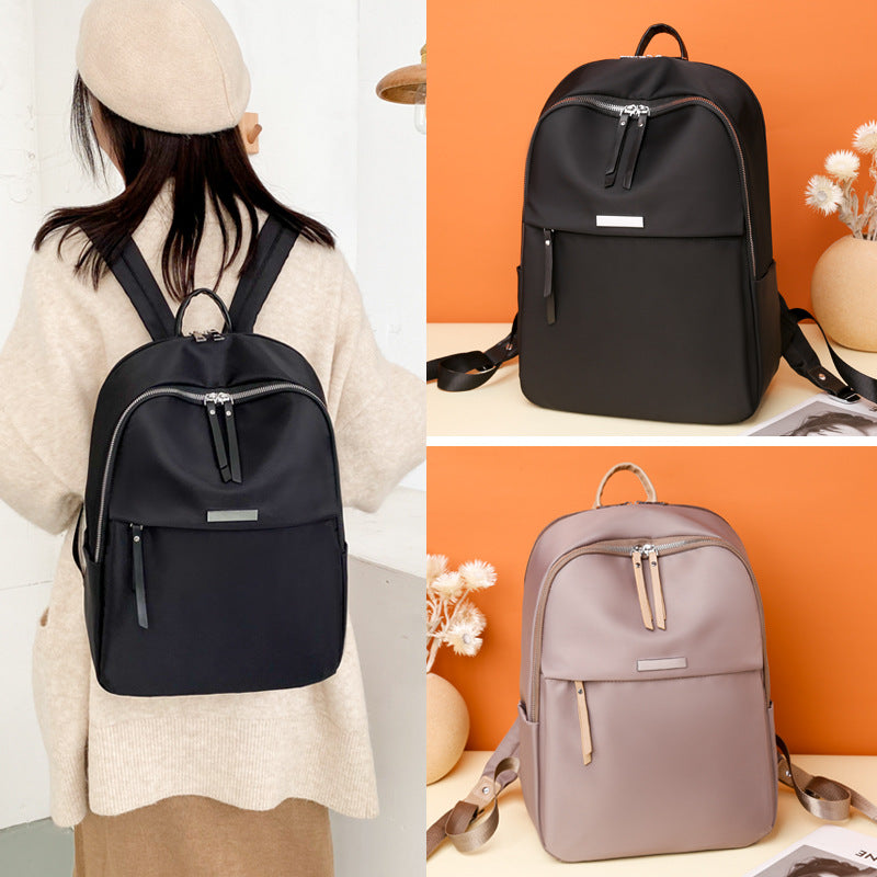 Sac à dos en cuir noir et beige pour femme, design élégant et moderne, idéal pour la mode urbaine. Accessoire tendance et pratique.