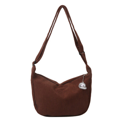 Sac à bandoulière marron en velours côtelé avec breloque nuage, design moderne et élégant, idéal pour la mode urbaine et le quotidien.