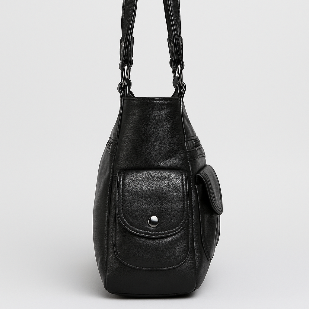 Sac à main en cuir noir avec poche avant, design élégant et moderne, idéal pour femmes, accessoire mode tendance, vue latérale.