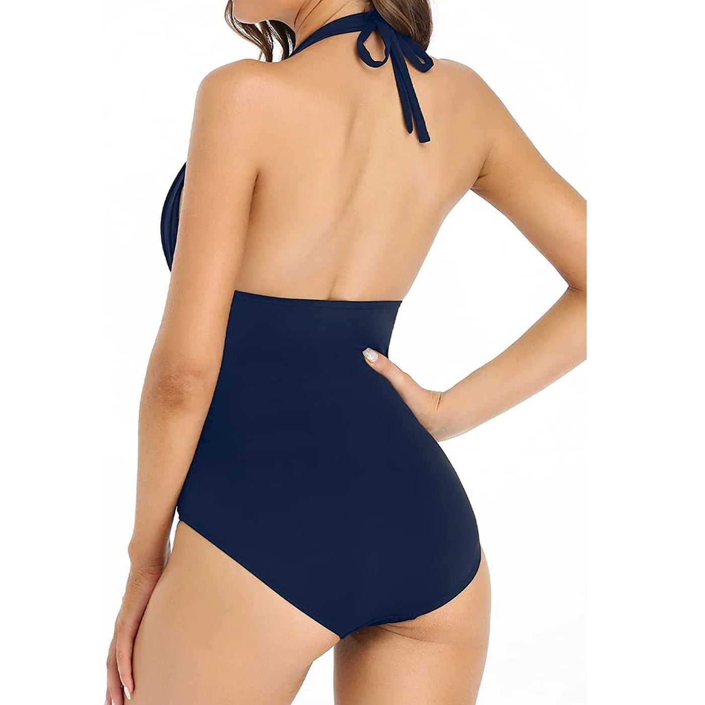 Femme en maillot de bain une pièce bleu marine, dos nu, avec nœud au cou. Mode plage élégante, tendance été, maillot de bain chic.