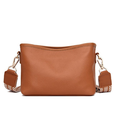 Sac à main en cuir marron avec bandoulière amovible à motifs, design élégant et moderne, idéal pour un usage quotidien ou des occasions spéciales.