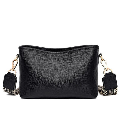 Sac à main en cuir noir texturé avec bandoulière réglable à motifs, fermoirs dorés. Accessoire mode élégant et tendance pour femme.