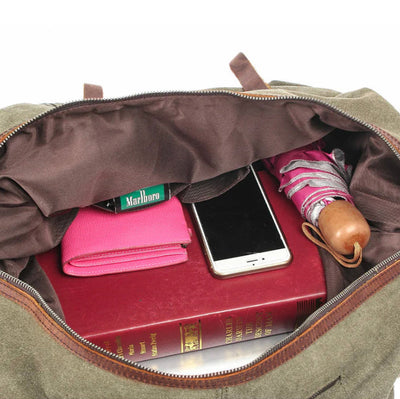 Sac ouvert avec livre rouge, portefeuille rose, téléphone, paquet de cigarettes Marlboro et parapluie. Accessoires de voyage essentiels.