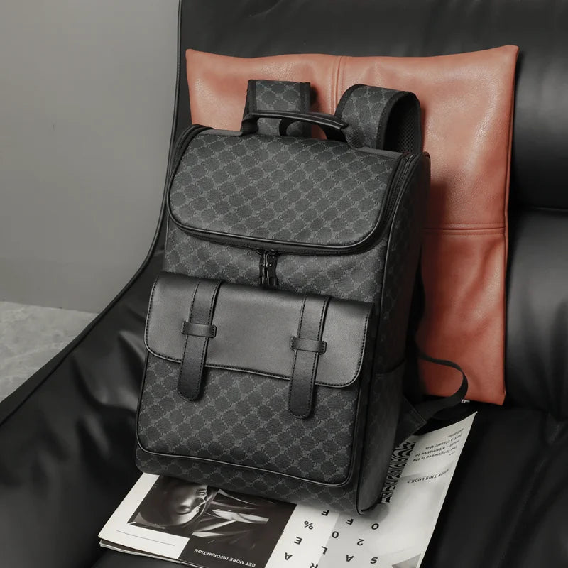 Sac à dos en cuir noir élégant sur un canapé, design moderne avec motifs géométriques, idéal pour le voyage et le quotidien.