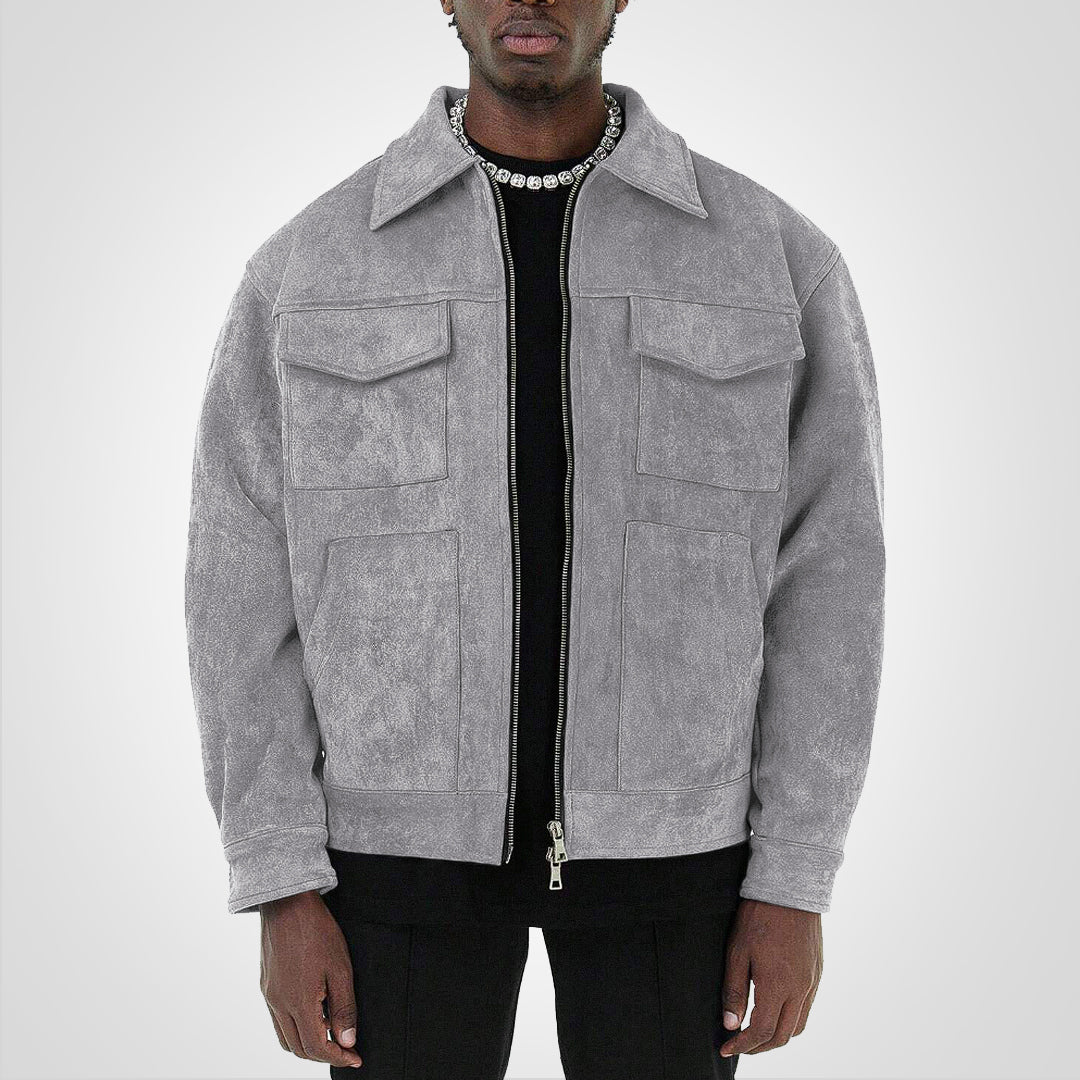 Homme portant une veste en daim gris avec col large et poches avant, sur fond blanc. Mode masculine, style décontracté, tendance automne-hiver.