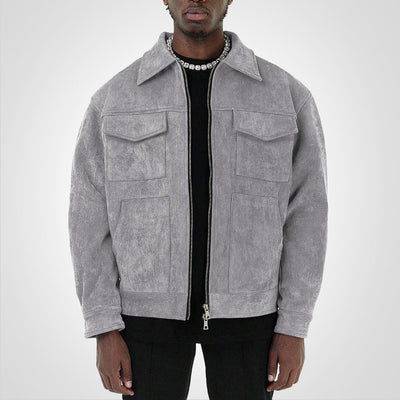 Homme portant une veste en daim gris avec col large et poches avant, sur fond blanc. Mode masculine, style décontracté, tendance automne-hiver.