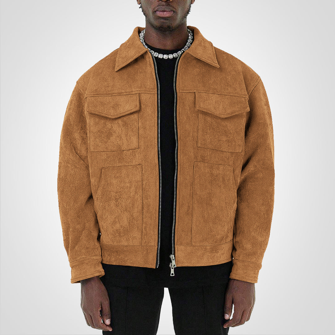 Homme portant une veste en daim marron avec col classique, fermée par une fermeture éclair, sur un pull noir. Mode masculine élégante et tendance.