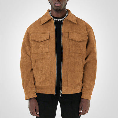 Homme portant une veste en daim marron avec col classique, fermée par une fermeture éclair, sur un pull noir. Mode masculine élégante et tendance.