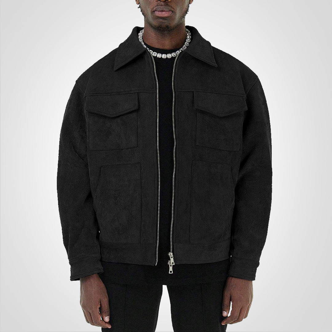 Homme portant une veste noire en daim avec col classique et fermeture éclair, style moderne et élégant, mode masculine automne-hiver.