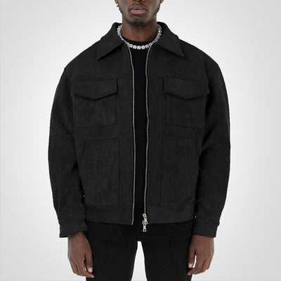 Homme portant une veste noire en daim avec col classique et fermeture éclair, style moderne et élégant, mode masculine automne-hiver.