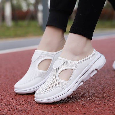 Chaussures de marche blanches pour femmes sur piste rouge, design respirant en maille, confortables et légères, idéales pour le sport et la marche.