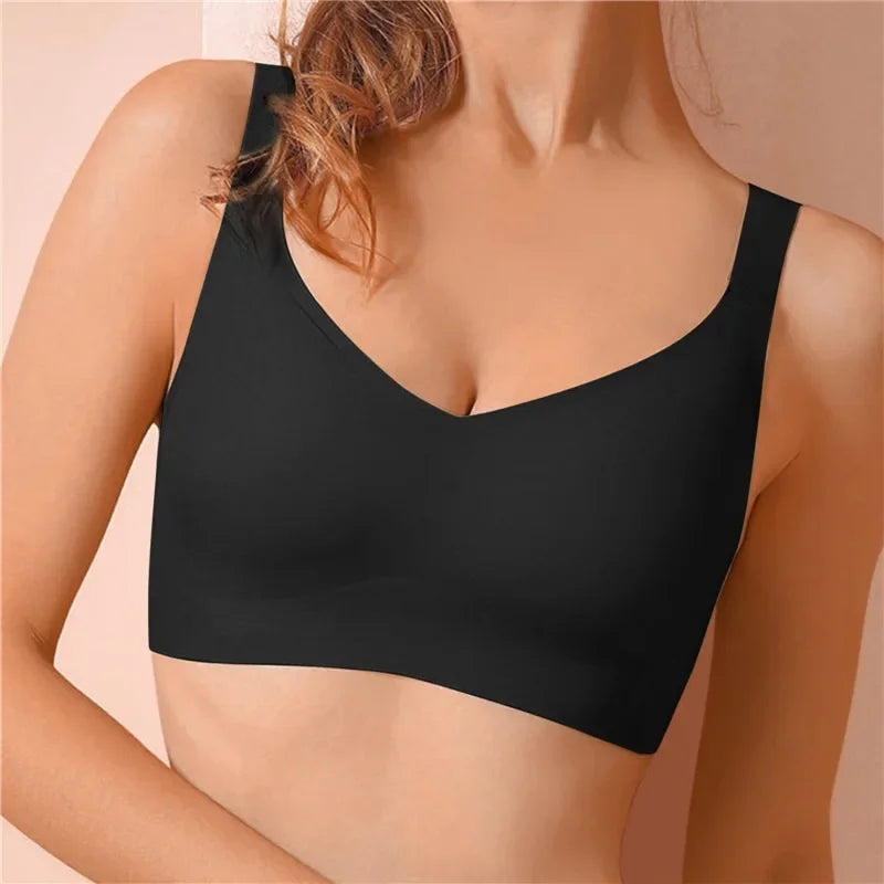 Femme portant un soutien-gorge noir sans couture, confortable et élégant, idéal pour un maintien optimal et un style moderne. Lingerie féminine tendance.