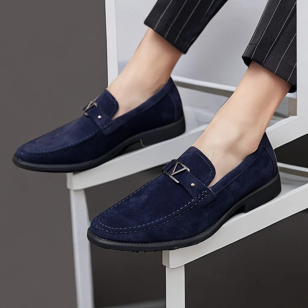 Chaussures mocassins en daim bleu marine pour homme, élégantes et modernes, portées avec un pantalon à rayures. Mode masculine, chaussures tendance.