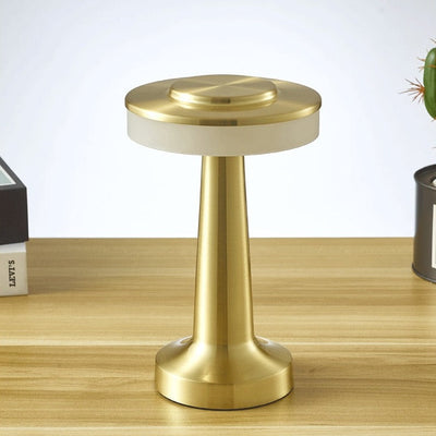Lampe de table en laiton doré sur bureau en bois, design moderne et élégant, éclairage LED, décoration intérieure contemporaine, style minimaliste.