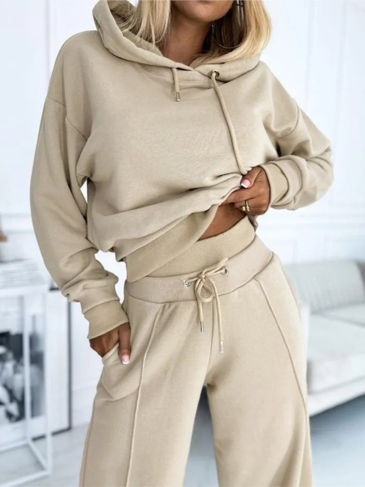 Completo felpa con cappuccio e pantaloni della tuta da donna: comodo, elegante e versatile