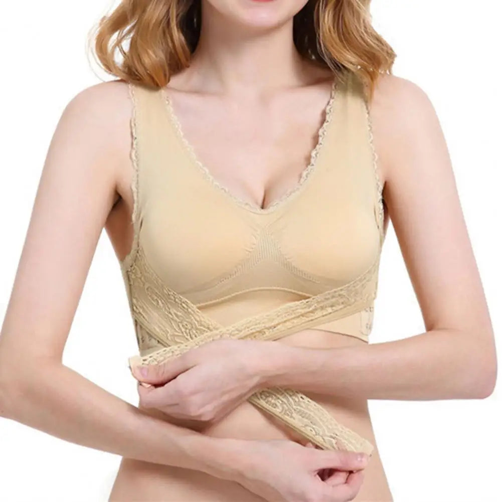 Femme portant un soutien-gorge beige sans armature, dentelle délicate, confort quotidien, lingerie féminine élégante, mode sous-vêtement moderne.