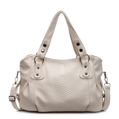 Sac à main en cuir blanc texturé, design élégant avec bandoulière amovible et détails métalliques, idéal pour la mode féminine et le style chic.
