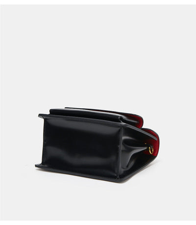 sac vernis noir bandouliere dessous