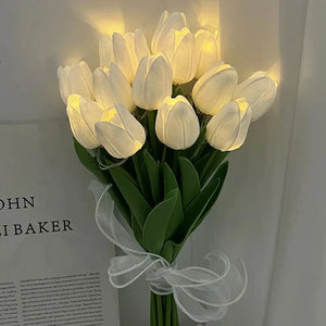 Bouquet de tulipes blanches illuminées, ruban transparent, décoration murale élégante, ambiance chaleureuse, éclairage LED, intérieur moderne.