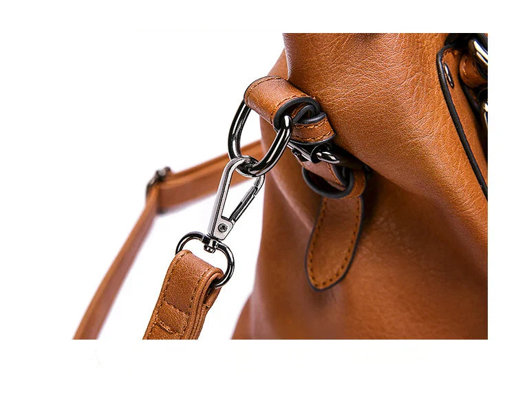 Sac à main en cuir marron avec mousqueton métallique, design élégant et moderne. Accessoire de mode pour femme, tendance et pratique.