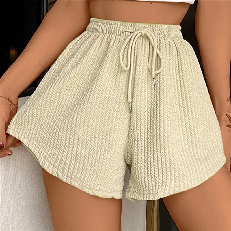 Short en tricot beige pour femme, taille haute avec cordon de serrage, texture côtelée, mode estivale décontractée, tendance et confortable.