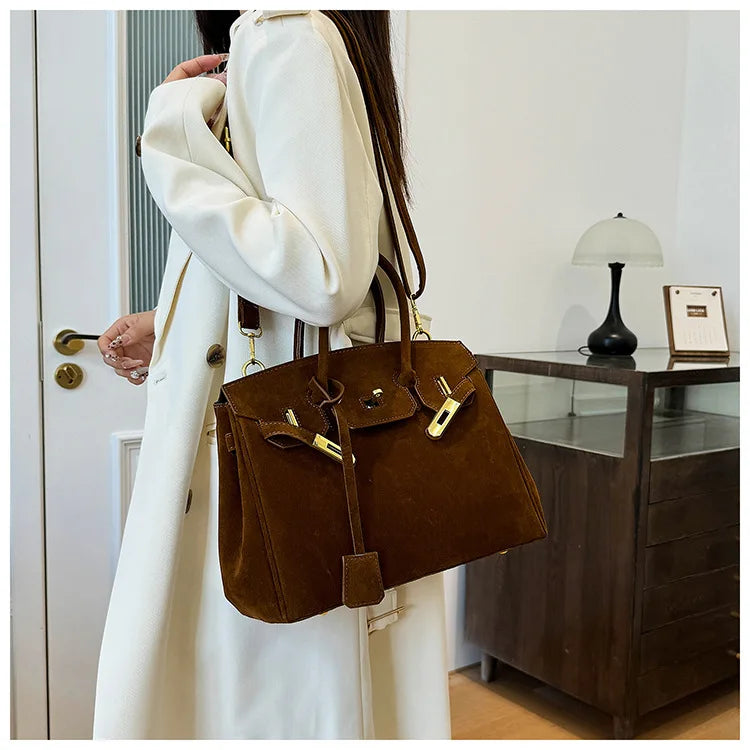 Sac à bandoulière Kelly en daim avec quincaillerie dorée